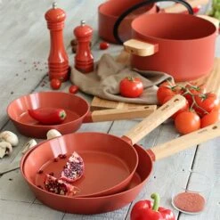 Poêle Ector Induction Aluminium Revêtu Manche En Bois 28 Cm Rouge -Magasin D'Articles De Cuisine 108014 4 2 Poele Ector induction aluminium revetu manche en bois 28 cm rouge Ogo