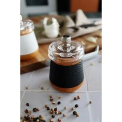 Moulin à Poivre En Bois Effet Cuir Noir 8 Moulin à Poivre En Bois Effet Cuir Noir -Magasin D'Articles De Cuisine 200029 1 1 Moulin a poivre en bois effet cuir noir Ogo