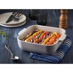 Peugeot Plat Four Carré Céramique écru 21 Cm -Magasin D'Articles De Cuisine 201187 1 2 Plat four carre ceramique ecru 21 cm Peugeot