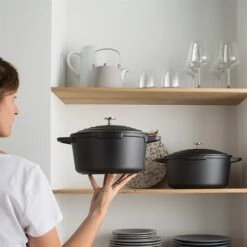 Lot Cocotte Légère Ronde En Fonte D'aluminium 20 Cm Coloris Noir Et Deux Maniques Silicone -Magasin D'Articles De Cuisine 209010 2 2 Lot cocotte legere ronde en fonte d aluminium 20 cm coloris noir et deux maniques silicone Mathon