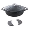 Lot Cocotte Légère Basse Ronde En Fonte D'aluminium 28 Cm Noir Et Deux Maniques Silicone -Magasin D'Articles De Cuisine 209011 0 3 Lot cocotte legere basse ronde en fonte d aluminium 28 cm noir et deux maniques silicone Mathon