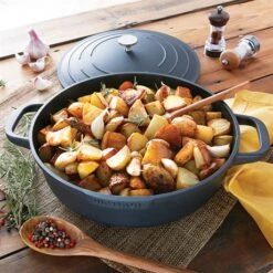 Lot Cocotte Légère Basse Ronde En Fonte D'aluminium 28 Cm Noir Et Deux Maniques Silicone -Magasin D'Articles De Cuisine 209011 3 3 Lot cocotte legere basse ronde en fonte d aluminium 28 cm noir et deux maniques silicone Mathon