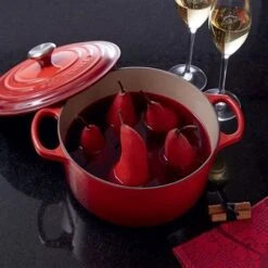 Le Creuset Cocotte Fonte Rond 24 Cm Cerise 9 Le Creuset Cocotte Fonte Rond 24 Cm Cerise -Magasin D'Articles De Cuisine 213179 2 3 Cocotte fonte rond 24 cm cerise Le Creuset