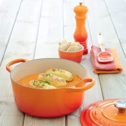 Le Creuset Cocotte Fonte Rond 24 Cm Volcanique -Magasin D'Articles De Cuisine 213180 2 3 Cocotte fonte rond 24 cm volcanique Le Creuset
