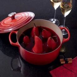 Le Creuset Cocotte Fonte Rond 26 Cm Cerise 9 Le Creuset Cocotte Fonte Rond 26 Cm Cerise -Magasin D'Articles De Cuisine 213184 2 3 Cocotte fonte rond 26 cm cerise Le Creuset