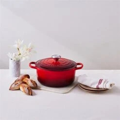 Le Creuset Cocotte Fonte Rond 26 Cm Cerise 11 Le Creuset Cocotte Fonte Rond 26 Cm Cerise -Magasin D'Articles De Cuisine 213184 4 3 Cocotte fonte rond 26 cm cerise Le Creuset