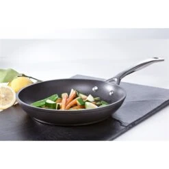 Le Creuset Sauteuse Antiadhésive Les Forgées 30 Cm -Magasin D'Articles De Cuisine 23203 2 2 Sauteuse antiadhesive Les Forgees 30 cm Le Creuset