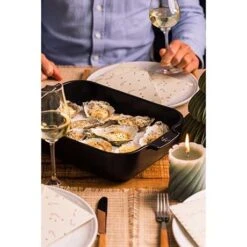 Peugeot Plat à Four Céramique Appolia Rectangulaire Noir Mat 40 Cm -Magasin D'Articles De Cuisine 301368 4 3 Plat a four ceramique Appolia rectangulaire noir mat 40 cm Peugeot