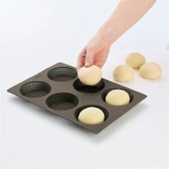 Lekue Plaque Perforée 6 Petits Pains Ronds En Silicone -Magasin D'Articles De Cuisine 35144 3 1 Plaque perforee 6 petits pains ronds en silicone Lekue