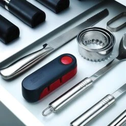 Joseph Joseph Aiguiseur à Couteau Pliant Rota -Magasin D'Articles De Cuisine 453000 3 1 Aiguiseur a couteau pliant Rota Joseph Joseph