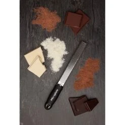 Microplane Râpe Zesteur Premium Classic Noire -Magasin D'Articles De Cuisine 47071 2 1 Rape zesteur Premium Classic noire Microplane