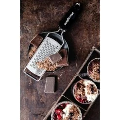 Microplane Râpe à Fromage Double Tranchant Gourmet Noir -Magasin D'Articles De Cuisine 478013 3 1 Rape a fromage double tranchant Gourmet noir Microplane