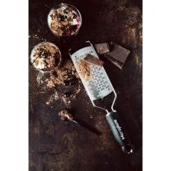 Microplane Râpe à Fromage Double Tranchant Gourmet Noir -Magasin D'Articles De Cuisine 478013 4 1 Rape a fromage double tranchant Gourmet noir Microplane