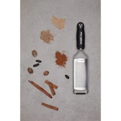 Microplane Râpe à Fromage Fine Gourmet Noire -Magasin D'Articles De Cuisine 478014 4 1 Rape a fromage fine Gourmet noire Microplane