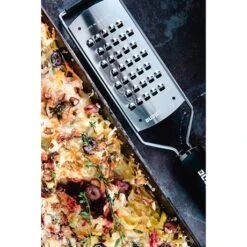 Microplane Râpe à Fromage Extra Grossier Gourmet Noire -Magasin D'Articles De Cuisine 478015 2 1 Rape a fromage Extra grossier Gourmet noire Microplane