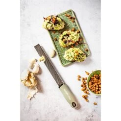 Microplane Zesteur Premium Classic Râpe Vert Sauge -Magasin D'Articles De Cuisine 478030 3 1 Zesteur Premium Classic rape vert sauge Microplane