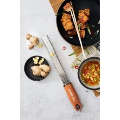 Microplane Zesteur Premium Classic Râpe Cannelle -Magasin D'Articles De Cuisine 478031 2 1 Zesteur Premium Classic rape cannelle Microplane