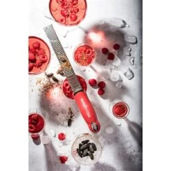 Microplane Zesteur Premium Classic Râpe Rouge Grenade -Magasin D'Articles De Cuisine 478032 2 1 Zesteur Premium Classic rape rouge grenade Microplane