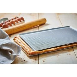 Plaque à Pâtisserie Micro-perforée Professionnelle En Aluminium 40 Cm -Magasin D'Articles De Cuisine 59000 2 3 Plaque a patisserie micro perforee professionnelle en aluminium 40 cm Mathon