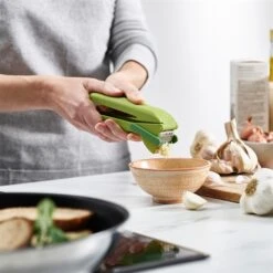 Joseph Joseph Presse-ail Lame D'essuie-glace CleanForce -Magasin D'Articles De Cuisine 606037 2 1 Presse ail lame d essuie glace CleanForce Joseph Joseph