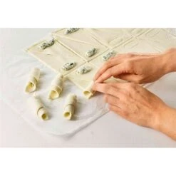 Roulette Découpe Pâte Pour Croissant -Magasin D'Articles De Cuisine 653413 2 5 Roulette decoupe pate pour croissant Betty Bossi