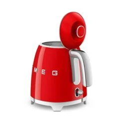 Smeg Mini Bouilloire 0,8 L 1400 W KLF05RDEU Rouge -Magasin D'Articles De Cuisine 702029 1 2 Mini bouilloire 0 8 L 1400 W KLF05RDEU rouge Smeg