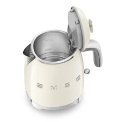 Smeg Mini Bouilloire 0,8 L 1400 W KLF05CREU Crème -Magasin D'Articles De Cuisine 702032 1 1 Mini bouilloire 0 8 L 1400 W KLF05CREU creme Smeg