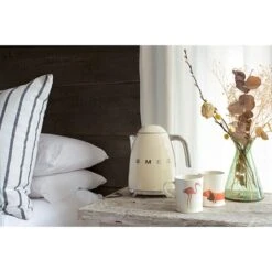 Smeg Bouilloire Crème 1,7 L 2400 W KLF03CREU -Magasin D'Articles De Cuisine 702065 3 1 Bouilloire creme 1 7 L 2400 W KLF03CREU Smeg
