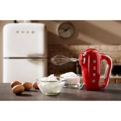 Smeg Batteur à Main 9 Vitesses 250 W HMF01RDEU Rouge -Magasin D'Articles De Cuisine 761065 2 1 Batteur a main 9 vitesses 250 W HMF01RDEU rouge Smeg